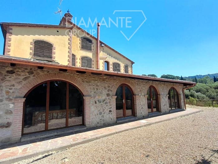 Casa con 6 locali in vendita in Ficulle