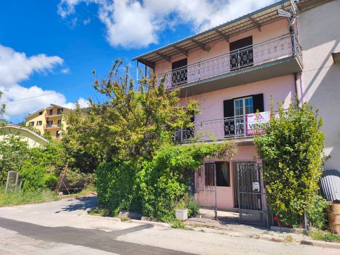 Casa con 6 locali in vendita in Via dell'Aquila, Collebrincioni Assergi, L'Aquila