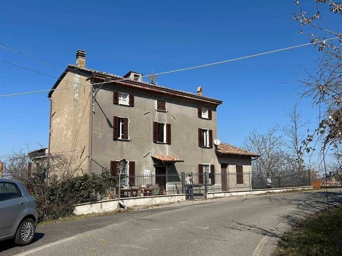 Casa con 5 locali in vendita in Gropparello