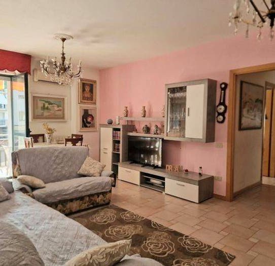 Appartamento con 5 locali in vendita in Centro, Massa
