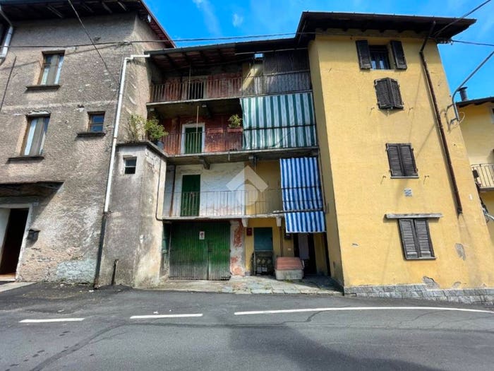 Casa trilocale in vendita in Piazza Della Chiesa, Centro, Bisuschio
