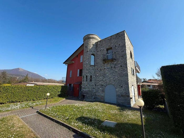 Appartamento quadrilocale in vendita in Via Cristoforo Colombo, Centro, Erba