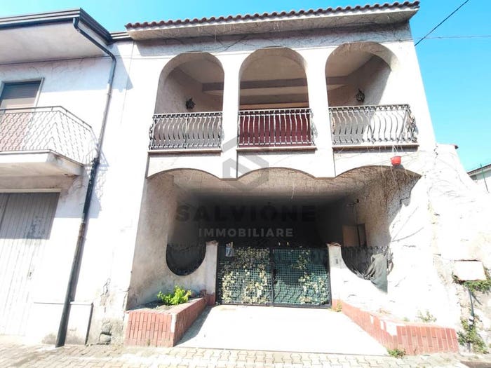 Casa con 6 locali in vendita in Via Calore, Amorosi