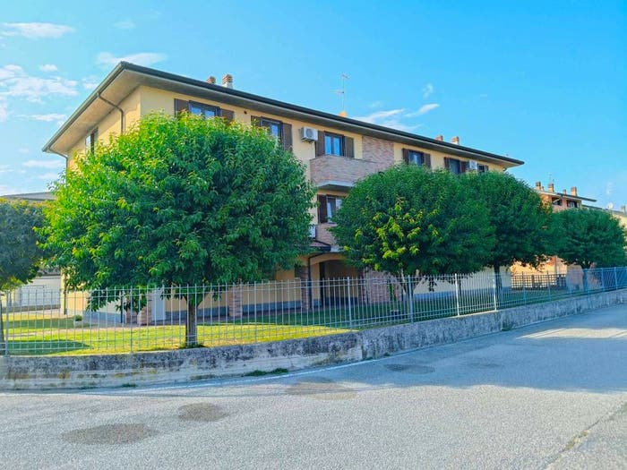 Appartamento trilocale in vendita in via Lago di Garda, Centro, Dovera