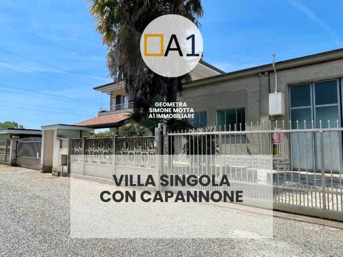 Casa con 6 locali in vendita in Lazzate