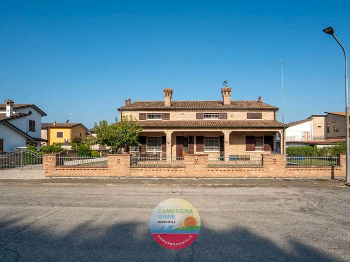 Casa con 6 locali in vendita in Via Settembre, Centro, Copparo