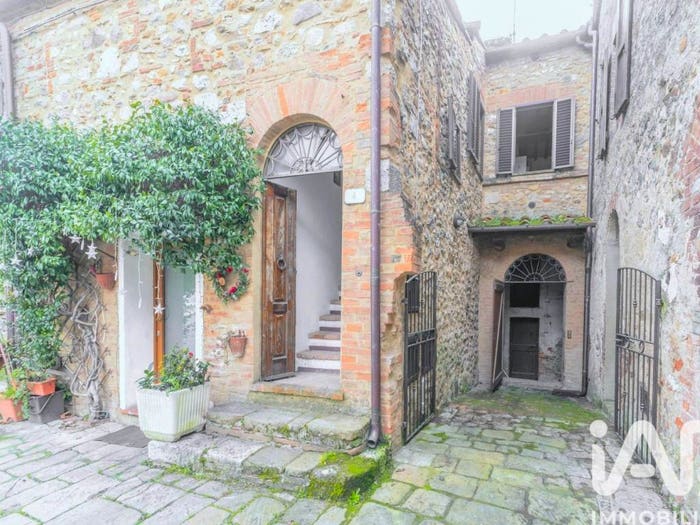 Appartamento con 5 locali in vendita in Piazza Poggiarello, Centro, Monticiano