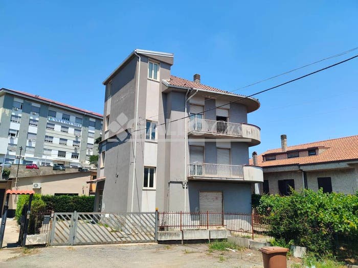 Casa con 6 locali in vendita in Via Enrico Salfi traversa Via Saverio Albo, Stadio Città, Cosenza