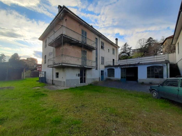 Casa con 6 locali in vendita in Strada Voltri, Ovada