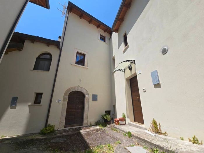 Casa con 6 locali in vendita in Piazza Vittorio Emanuele, Centro, Barete
