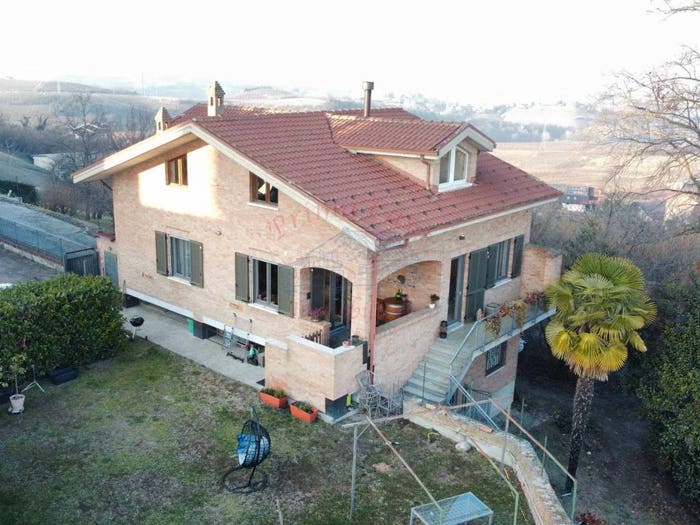 Casa con 6 locali in vendita in Via Vincenzo Troia, Centro, Magliano Alfieri