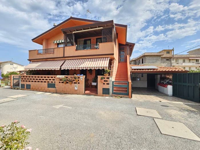Appartamento con 6 locali in vendita in Contrada Rosate, Oliveri
