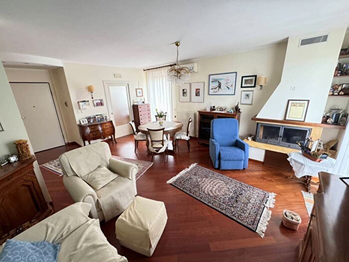 Appartamento con 6 locali in vendita in Via Gregorio Possenti, Centro, Fermo