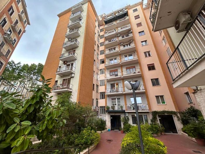 Appartamento con 6 locali in vendita in Via Francesco Paolo Michetti, Vomero, Napoli