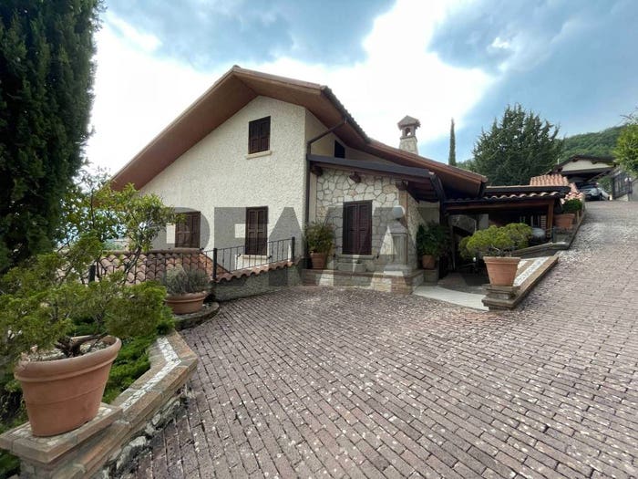 Casa con 6 locali in vendita in Via Castello, Scoppito