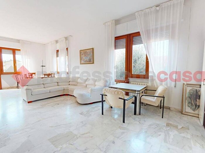 Appartamento con 5 locali in vendita in Via Alessandro Volta, Terminetto Migliarina, Viareggio