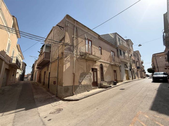 Casa con 6 locali in vendita in Campobello di Licata