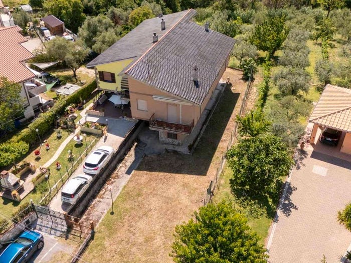 Casa con 6 locali in vendita in Via Montefalcone, Salisano