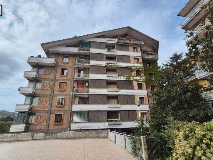 Appartamento con 6 locali in vendita in Via Michele Pironti, Emanuele II C Colombo Morelli e Silvati, Avellino