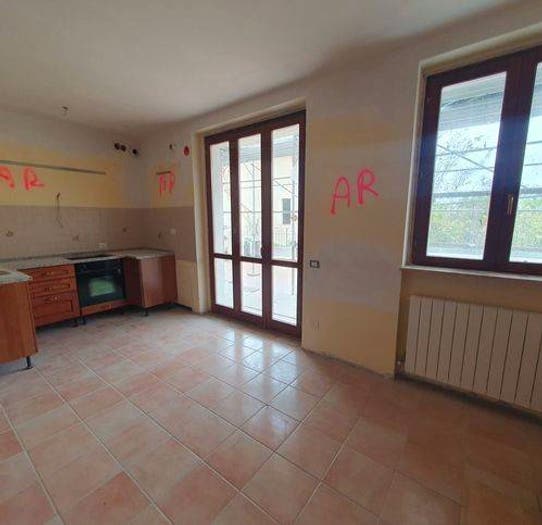 Appartamento trilocale in vendita in Piazza Xxiv Maggio, Centro, Caldarola