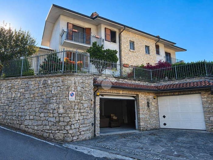 Casa quadrilocale in vendita in Via Monte Grappa, Entratico