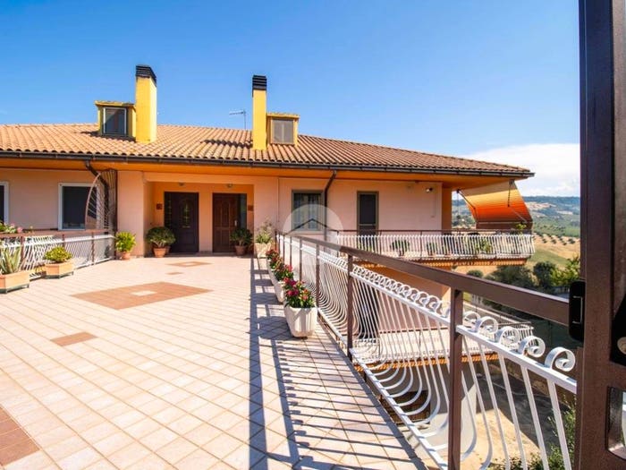 Appartamento con 6 locali in vendita in Via Delle Risaie, Casoli, Atri