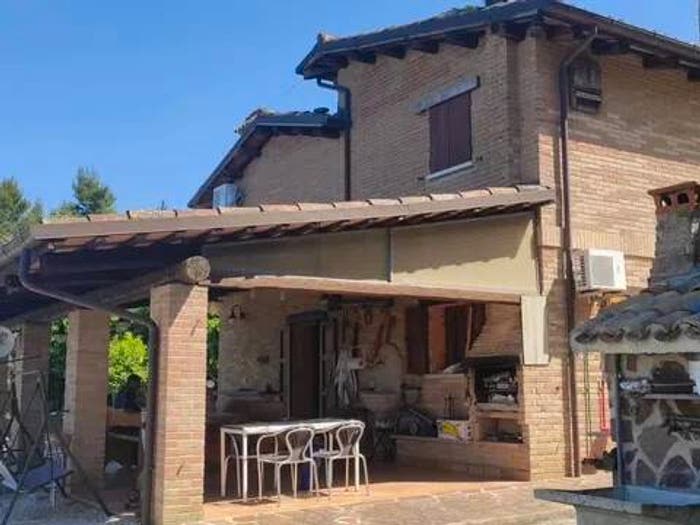 Casa con 6 locali in vendita in Via Madonna Del Pianello, Terre Roveresche