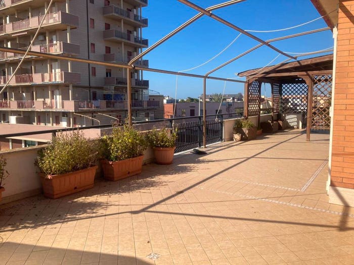 Casa con 6 locali in vendita in Via Tirrenia, Zona Domitilla, Ladispoli