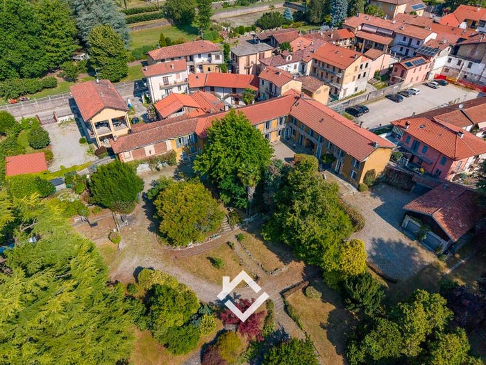 Casa con 6 locali in vendita in Via Roma, Mercallo