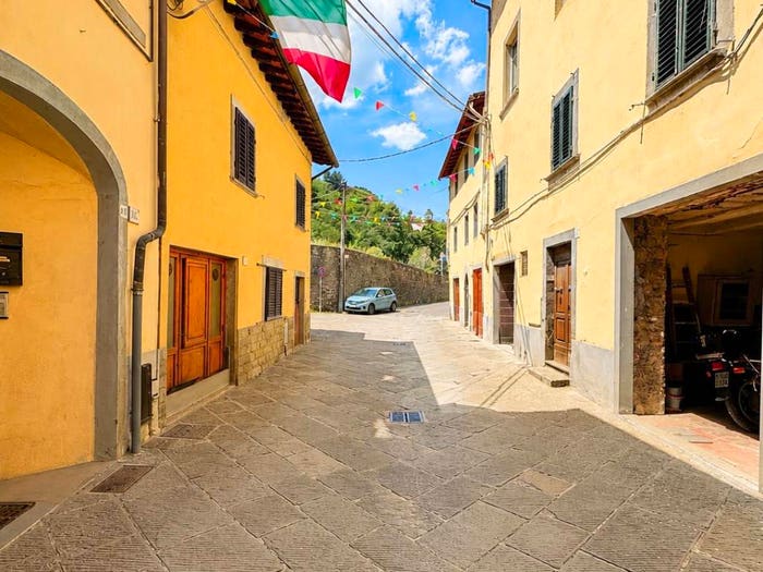 Appartamento con 5 locali in vendita in Strada Provinciale di Montemignaio, Castel San Niccolò