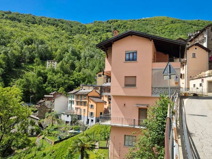 Casa con 6 locali in vendita in Via Provinciale, Gurro