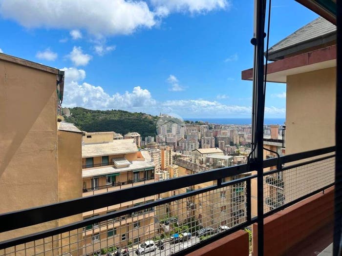 Appartamento trilocale in vendita in Via Enrico Hilyer Giglioli, Marassi, Genova