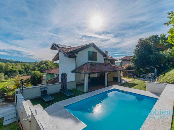 Casa con 6 locali in vendita in Via P Campiglio, Comabbio