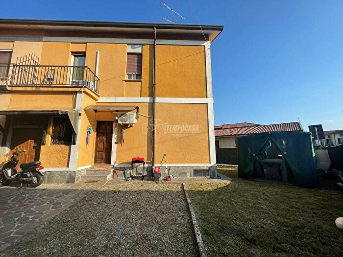 Casa trilocale in vendita in Via Alessandro Manzoni A, Centro, Calco