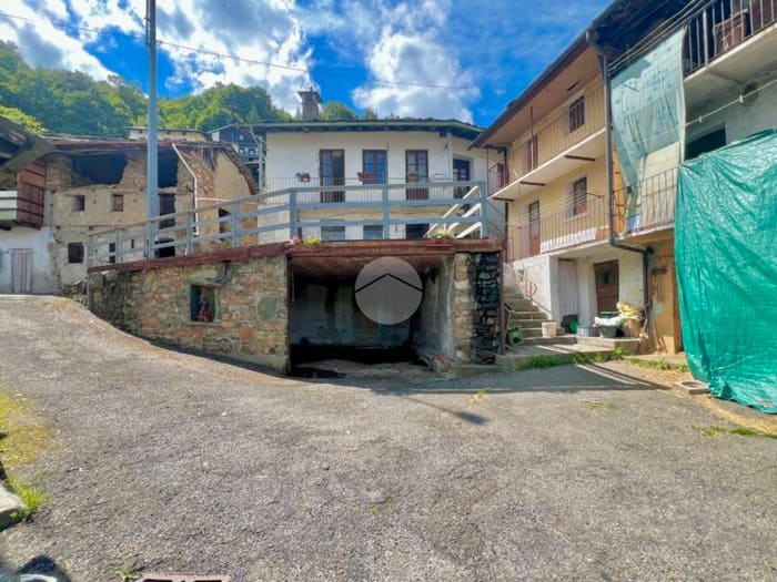 Casa con 6 locali in vendita in Frazione André, La Villa, Traves