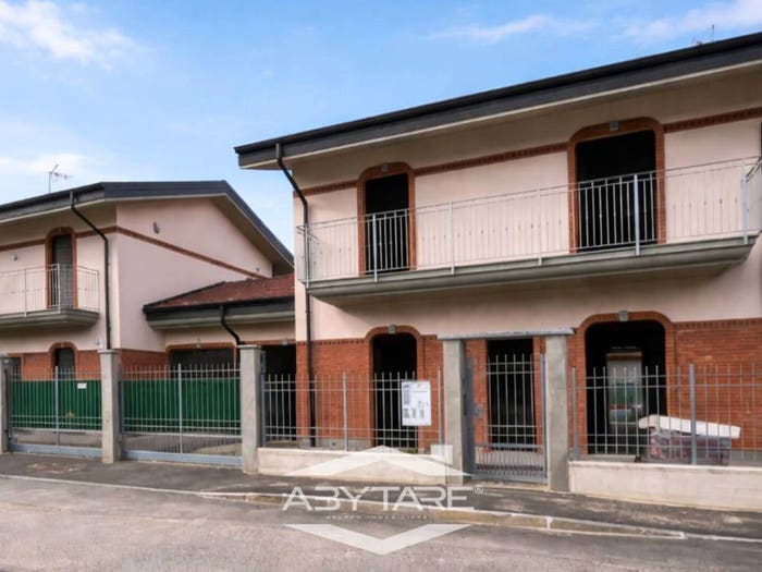 Casa con 6 locali in vendita in Via Leopardi, Centro, La Loggia