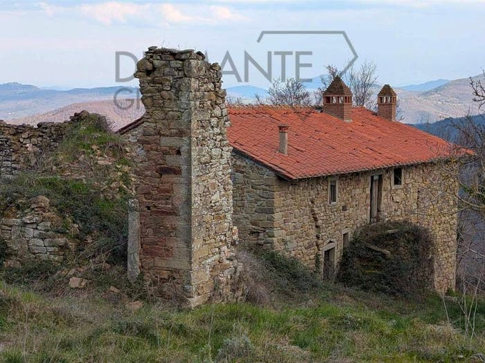Casa con 6 locali in vendita in Cortona