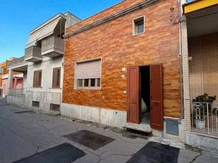 Casa con 6 locali in vendita in Sogliano Cavour