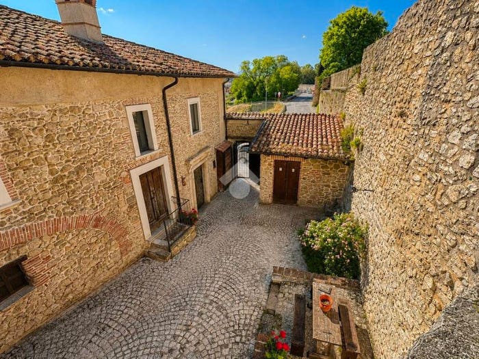 Casa con 6 locali in vendita in Via Madonna del Ponte, Pile, L'Aquila
