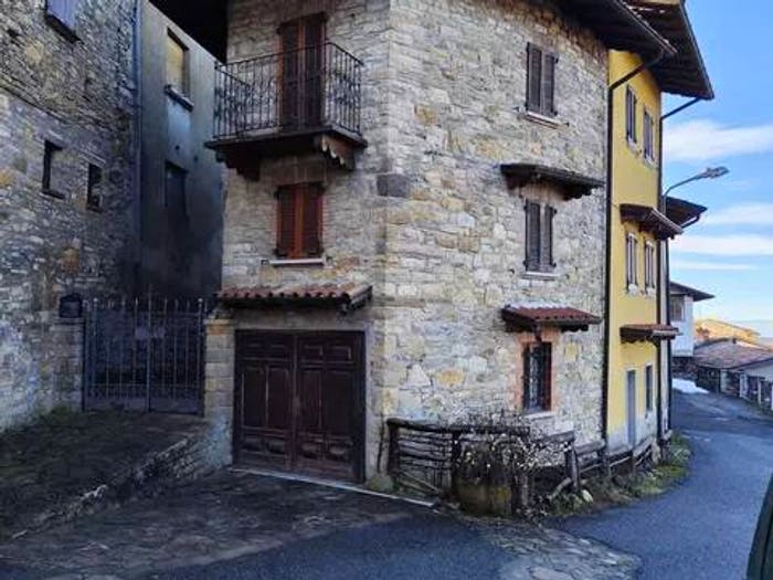 Casa quadrilocale in vendita in Via Grazzi No Number, Grazzi, Romagnese
