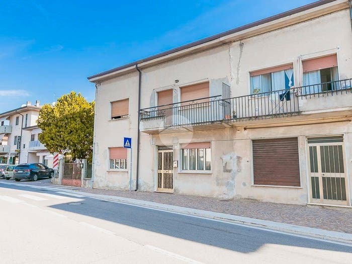 Appartamento quadrilocale in vendita in Via Stazione, Villafranca di Verona