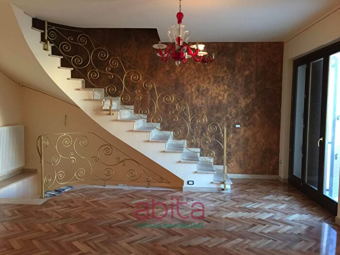 Casa con 10 locali in vendita in Contrada Parignano Snc, Nereto