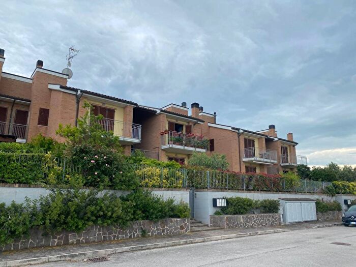 Appartamento quadrilocale in vendita in Via Sicilia, San Costanzo