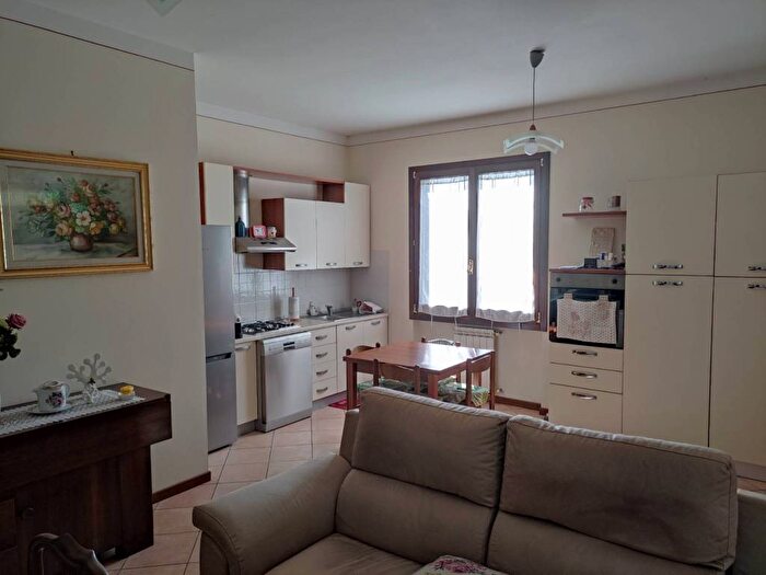 Appartamento con 6 locali in vendita in Piazza Giuseppe Giusti, Centro, Monsummano Terme