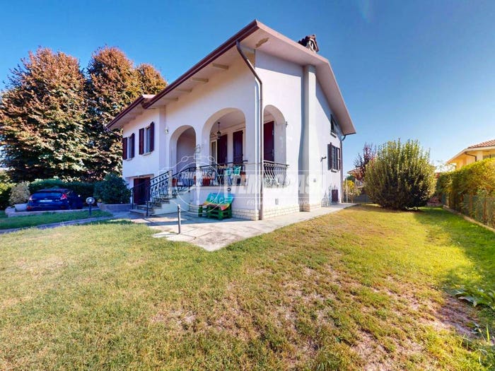 Casa trilocale in vendita in Via Luigi Einaudi, Centro, Novellara