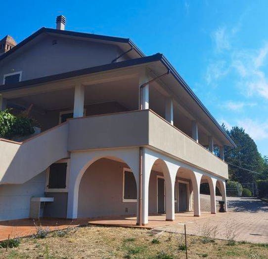 Casa con 6 locali in vendita in Passignano, Centro, Passignano sul Trasimeno