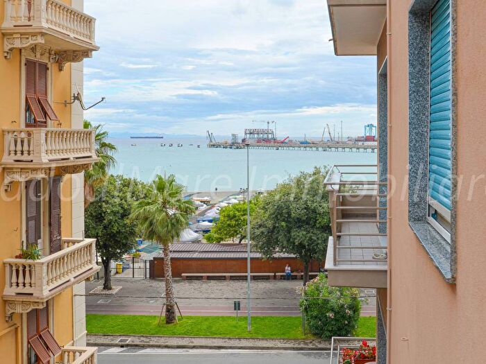 Appartamento quadrilocale in vendita in Via I Maggio, Vado Centro, Vado Ligure