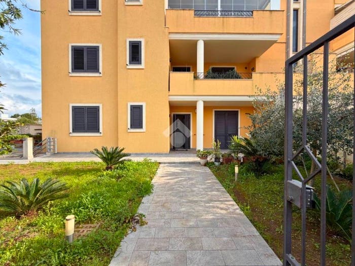 Appartamento con 5 locali in vendita in Via Armando Povero, Poligono Via San Cesario, Lecce
