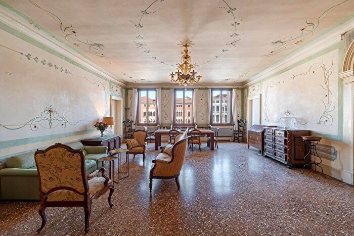 Appartamento con 7 locali in vendita in Venezia