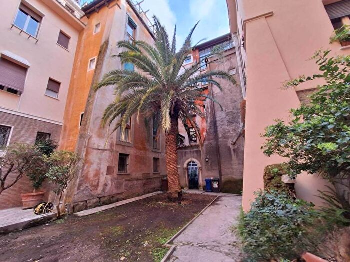 Appartamento quadrilocale in vendita in Via della Tribuna di Campitelli, Ghetto Portico d'Ottavia, Roma